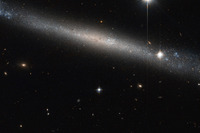 ハッブル宇宙望遠鏡、針のように細い銀河のイメージを生成 画像