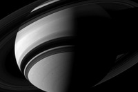 カッシーニ探査機、土星に落とされた衛星影の画像を撮影 画像