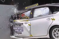 【IIHS衝突安全】トヨタ プリウスα、新オフセット衝突テストで最低評価［動画］ 画像