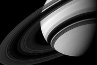 カッシーニ、影の側から見た土星の輪を撮影 画像