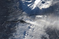 ロシア、トルバチック火山の噴火を人工衛星から見る 画像