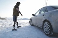 義肢義手の元兵士、マツダ アテンザで雪上ドリフト［動画］ 画像
