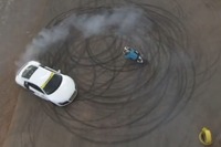 アウディ R8 と BMW S1000RR、ドリフトジムカーナに挑戦［動画］ 画像