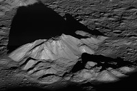 月周回衛星が月面の夜明け画像を撮影 画像