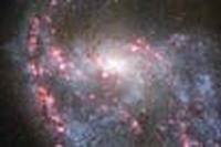 小さな銀河に中央を貫かれた渦状銀河NGC922 画像