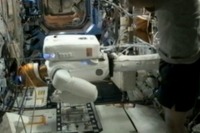 ロボット宇宙飛行士ロボナウト2、宇宙でのテストを開始 画像