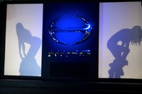 【東京オートサロン13】日野ブースで生着替えを披露 画像