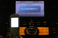 【実験】最新au端末『W21T』、どうやればカーウイングスで使えるのか 画像
