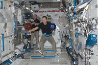 ヨーロッパの高校生達がコントロールするドロイドが国際宇宙ステーションで障害物競走 画像