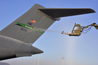C-17輸送機の凍りついた尾翼の解凍作業を行うメインテナー 画像