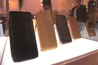 【CES13】beyzacases、iPhoneケースでアストンマーチンとコラボ…ヴァンキッシュの展示も 画像