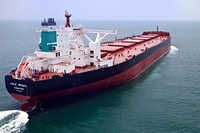 新日鉄住金君津製鉄所、世界最大級の大型鉄鉱石輸送船が入港 画像