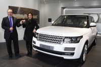 レンジローバー 新型、第一号車を納車…英国 画像