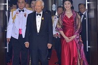 タイ首相と国王側近、パーティーで会話 画像