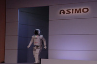 【ロボット新時代写真蔵】ホンダ アシモ は2005年に向けダッシュ 画像