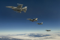 第421戦闘飛行中隊のF-16ファイティング・ファルコンのフォーメーション飛行 米空軍 画像