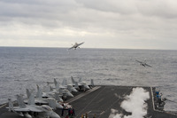 アメリカ海軍、航空母艦での訓練を公開 画像