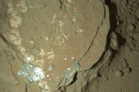 キュリオシティ、火星で夜間撮影を実行…“夜の岩” 画像
