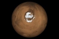 火星の北極を包み込むドライアイスと砂丘 画像