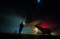 C-130J スーパー・ヘラクレスの周辺警戒を行う兵士の姿を公開 画像