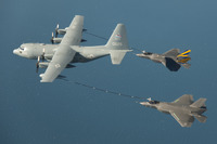 2機のF-35ライトニング2に初の同時空中給油を行うKC-130 画像