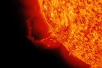 太陽から噴出する輪の形をしたプロミネンス［動画］ 画像
