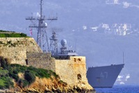 ギリシャに派遣された誘導ミサイルフリゲート艦 USS ニコラス 画像