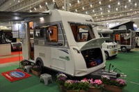 【ジャパンキャンピングカーショー13】究極の省エネを目指したキャンピングトレーラー…インディアナ・RV 画像