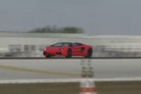 ランボルギーニ アヴェンタドール ロードスター、空港を全開走行…最高速338km/h［動画］ 画像