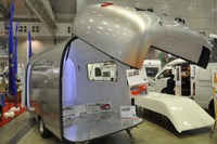 【ジャパンキャンピングカーショー13】がらんどうの自由空間…Roomette 画像