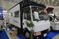 【ジャパンキャンピングカーショー13】最上級セミフルコンバージョン…SIRIUS 7.5 画像