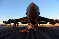 着陸用タイヤをバーストさせたB-52Hストラトフォートレス 画像