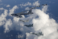 アメリカ空軍-日本航空自衛隊-オーストラリア空軍によるV編隊飛行 画像