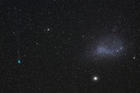 南半球の夜空を横切るレモン彗星とパンスターズ彗星の共演 画像