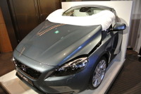 【ボルボ V40 発表】歩行者エアバッグ「人の足を感知できるよう多くの労力をかけた」 画像