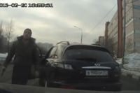 ロシアの交通トラブル、拳銃男のカッコ悪い結末［動画］ 画像
