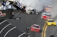 NASCAR、デイトナ・スピードウェイで28人の観客を巻き込む大事故発生 画像