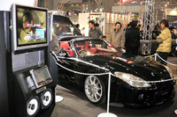 【東京オートサロン05】イクリプスの自慢はコンパニオンと… 画像