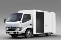 日野、超低床・前輪駆動のEV小型トラックを開発 画像