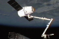 スペースXのドラゴン補給船運用2号機、トラブルを乗り越え国際宇宙ステーションとのドッキングに成功 画像