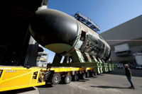 アメリカ海軍、最新のバージニア級潜水艦のキールにコインを埋める式典 画像