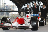 【トヨタF1】写真蔵…新型TF105、重い期待を乗せて 画像