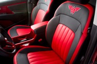 【ニューヨークモーターショー13】キアのSUV、スポーテージ…ワンダーウーマン仕様が登場 画像