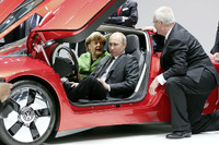 VW の究極のエコカー、XL1 …ロシアのプーチン大統領が興味津々 画像