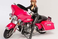 バイク王、峰不二子等身大フィギュア付カスタムハーレーが当たるキャンペーンを実施 画像