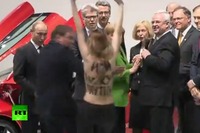 ロシアのプーチン大統領、トップレス女性の襲撃に目が点［動画］ 画像