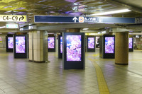 三菱電機、東京メトロの駅コンコースにデジタルサイネージシステムを納入 画像