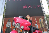 “不二子ちゃ~ん”、ハーレーにまたがり新宿アルタ前に登場...バイク王 画像