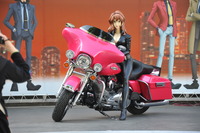 等身大「峰不二子」フィギュア、こだわりは胸元に…バイク王 画像