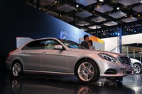 【上海モーターショー13】メルセデス Eクラス、中国専用のロングが大幅改良…表情一新 画像